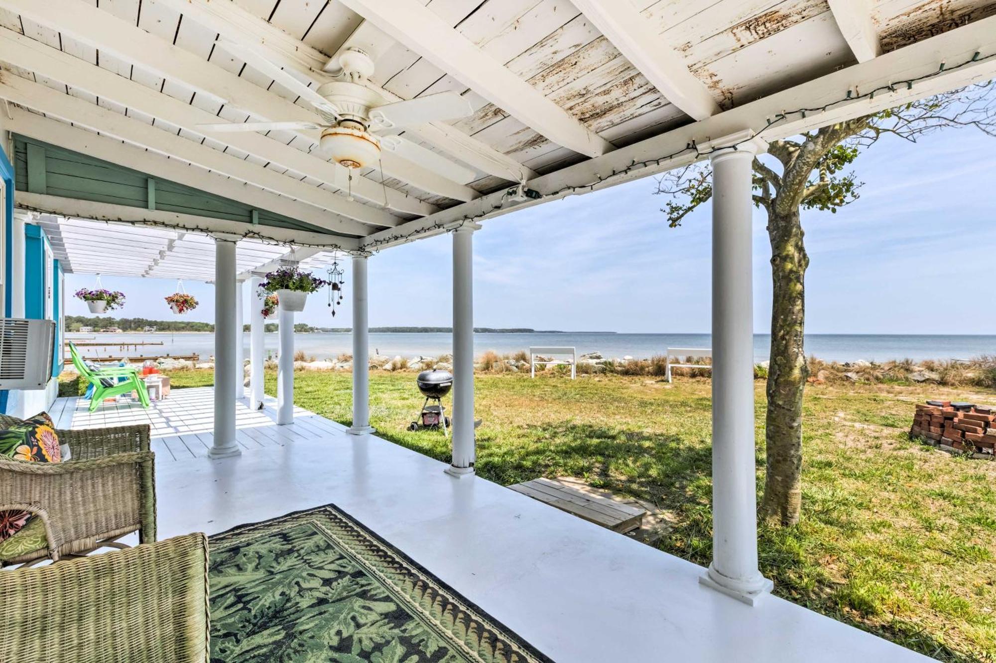 Oceanfront White Stone Cottage With Private Beach! Exterior photo