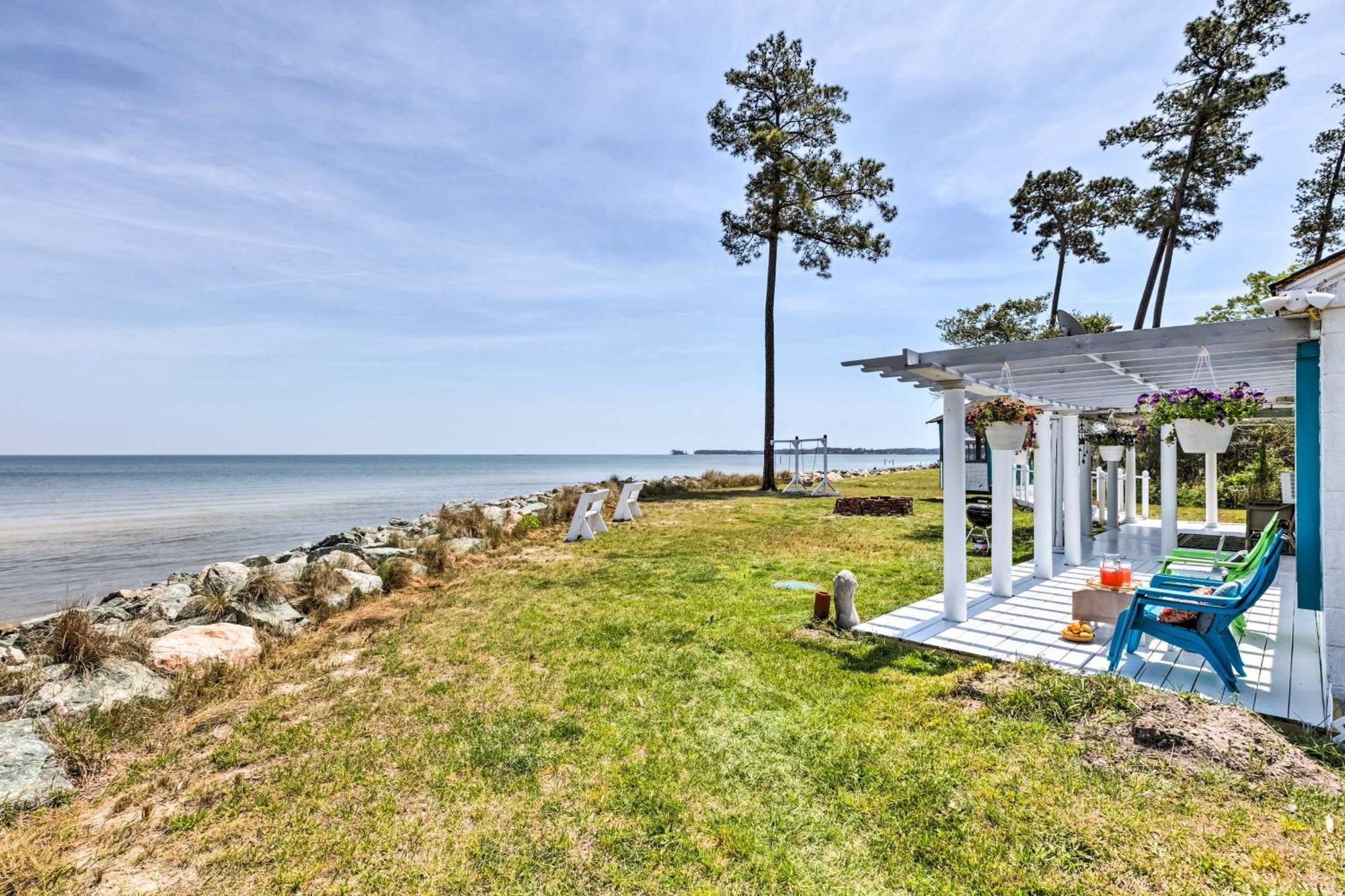 Oceanfront White Stone Cottage With Private Beach! Exterior photo