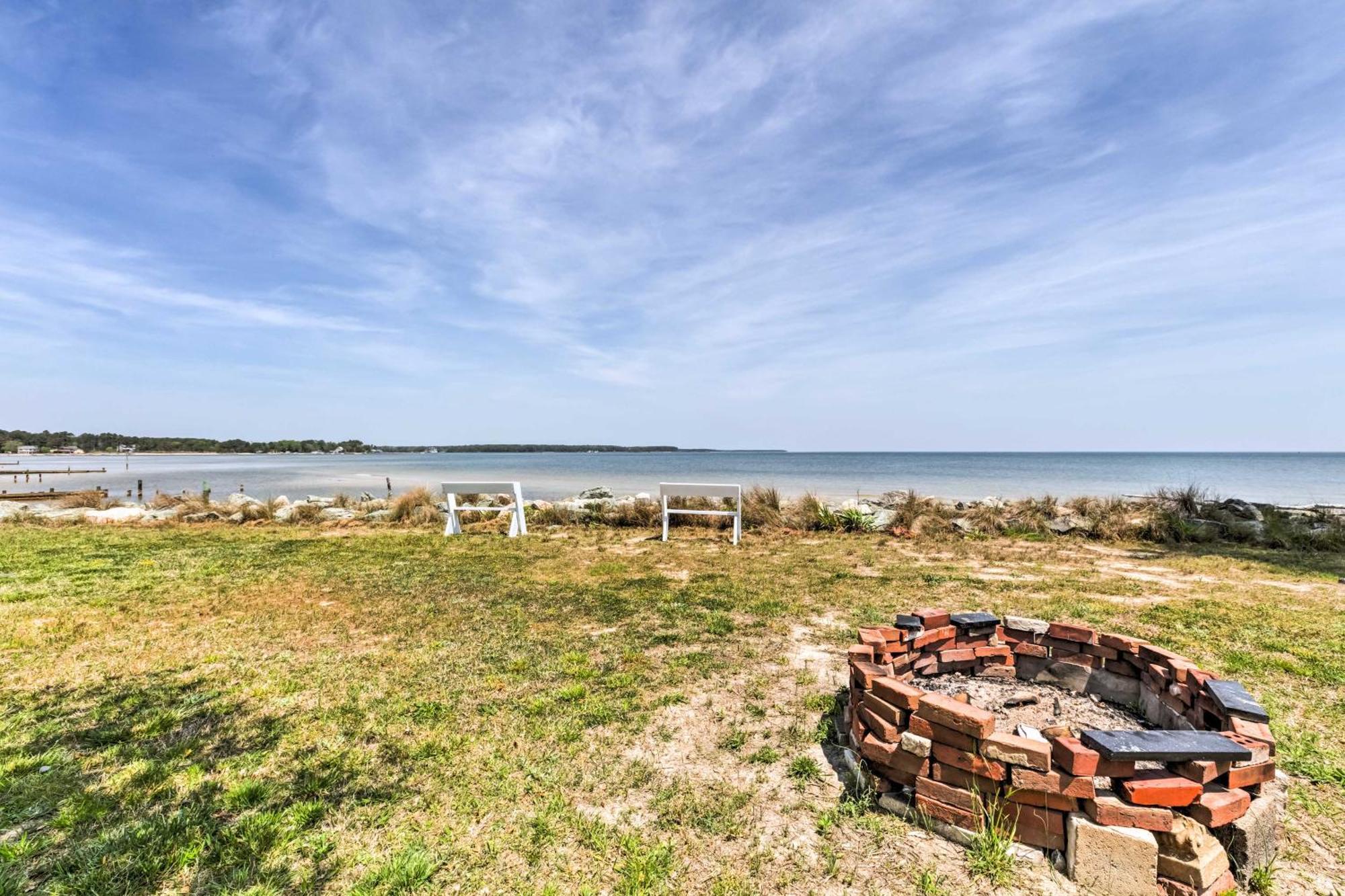 Oceanfront White Stone Cottage With Private Beach! Exterior photo