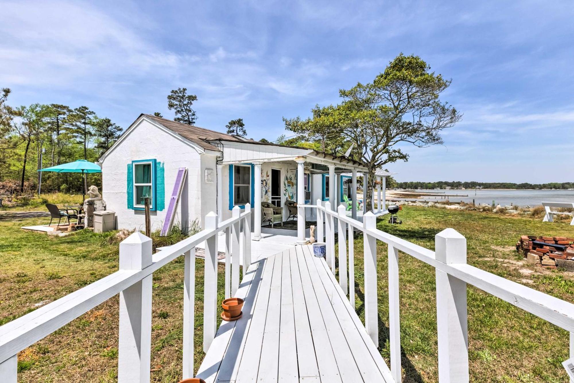 Oceanfront White Stone Cottage With Private Beach! Exterior photo