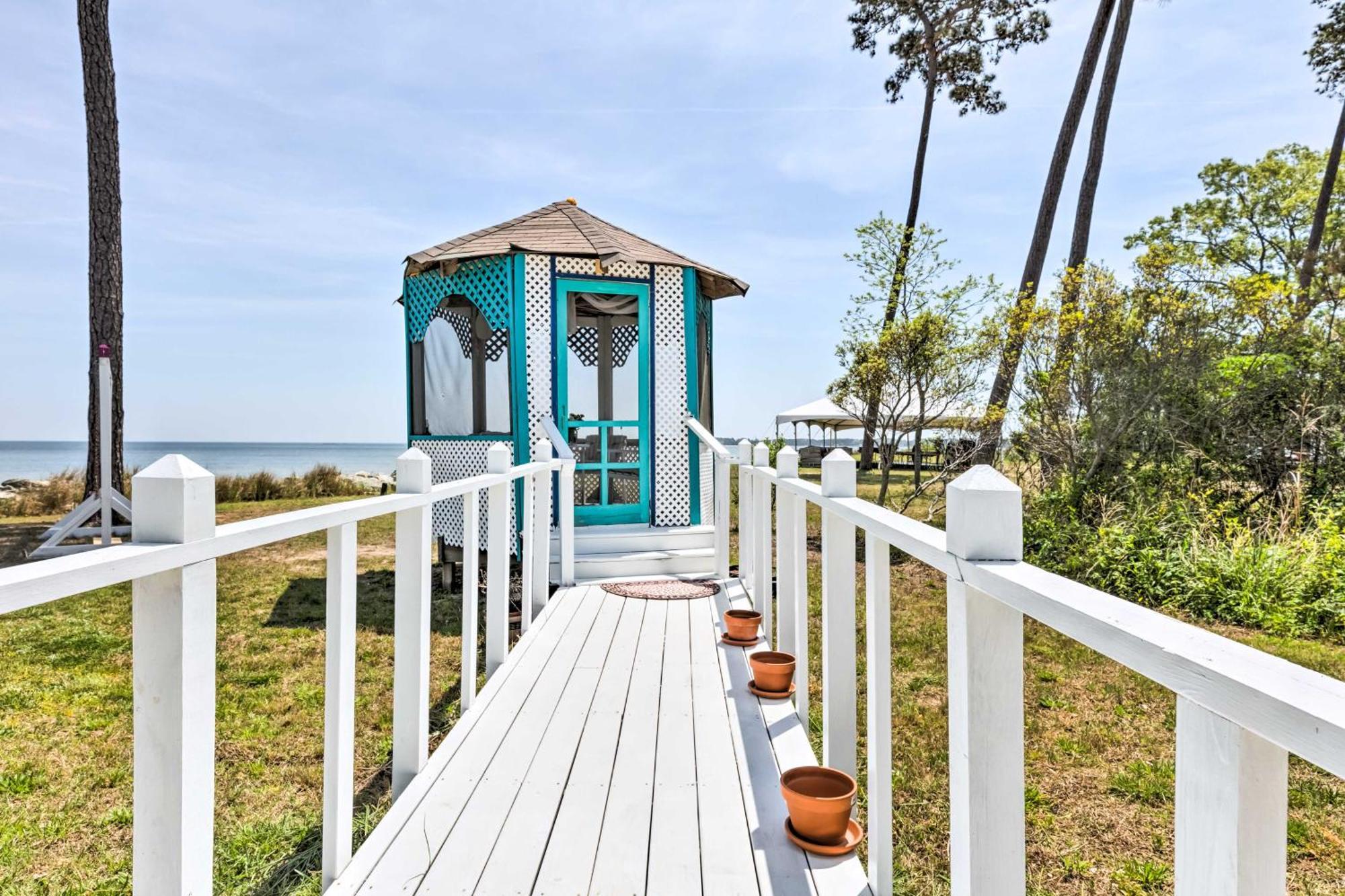 Oceanfront White Stone Cottage With Private Beach! Exterior photo